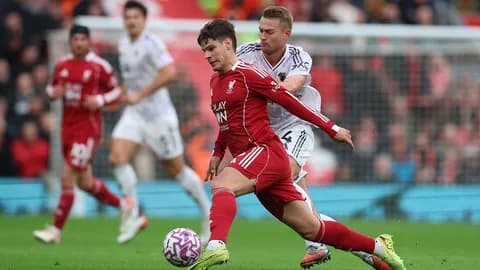 แดงเดือดนอกสนาม "แมนยู" แย่ง "ลิเวอร์พูล" คว้าแข้งตัวท็อป ต้นสังกัดตั้งค่าตัวขายแล้ว