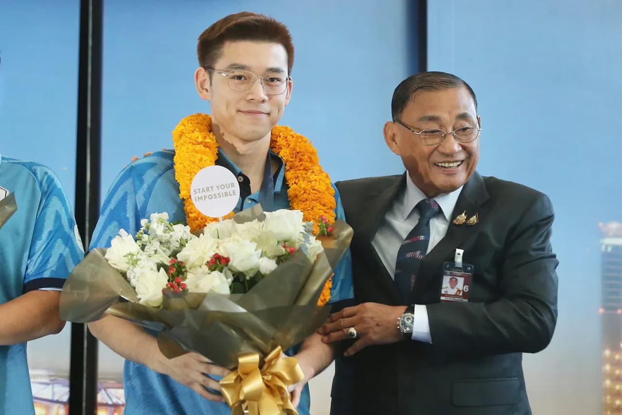 “วิว กุลวุฒิ” ฮีโร่เหรียญเงินโอลิมปิก เดินทางถึงประเทศไทย คนไทยต้อนรับอบอุ่น