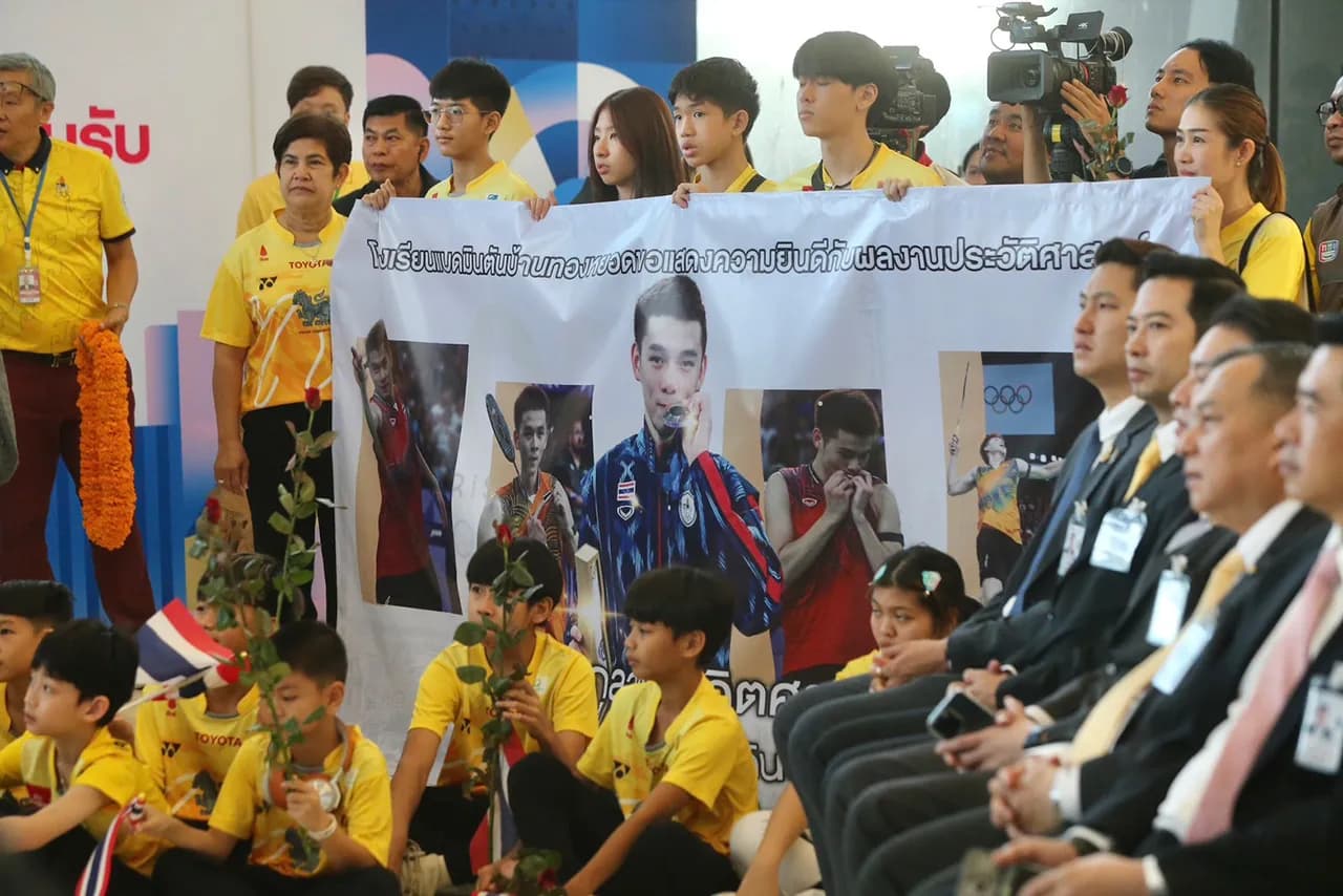 “วิว กุลวุฒิ” ฮีโร่เหรียญเงินโอลิมปิก เดินทางถึงประเทศไทย คนไทยต้อนรับอบอุ่น