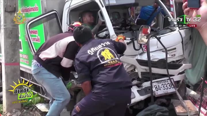 หลับใน!รถบรรทุกน้ำแข็งพุ่งชนกระบะตู้ทึบ